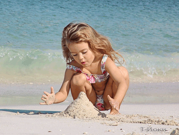 Fillette à la plage ...